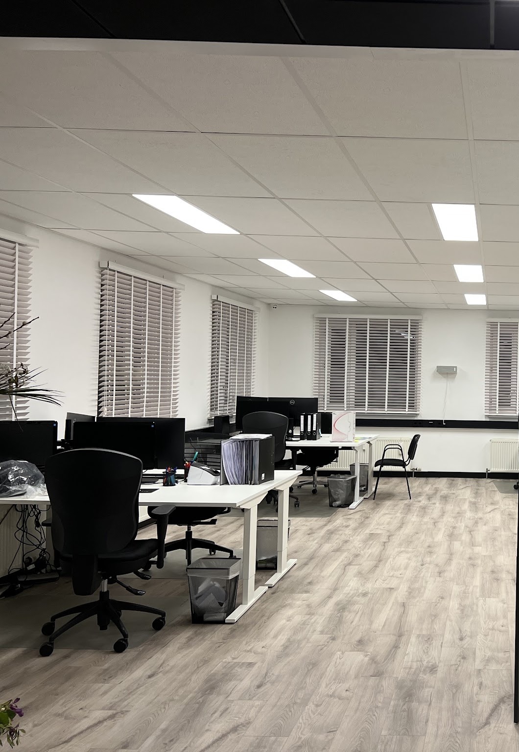 Kantoorruimte met LED-panelen in het systeemplafond